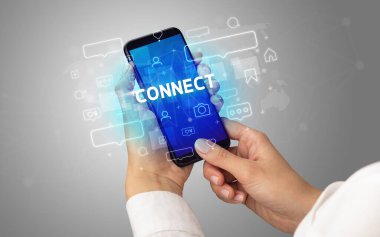 Sosyal medya kavramına sahip akıllı telefon kullanımı