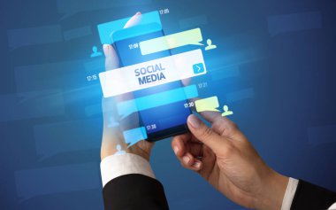 Sosyal medya kavramına sahip akıllı telefon kullanımı