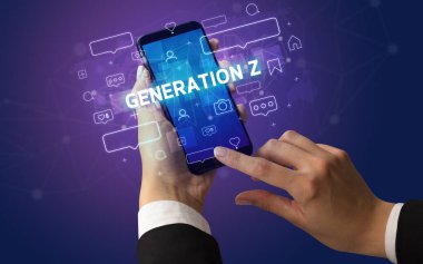 Sosyal medya kavramına sahip akıllı telefon kullanımı