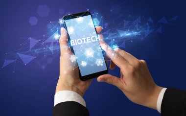 Teknoloji kavramına sahip akıllı telefon kullanımı