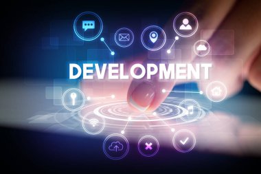 Web teknolojisi simgeleriyle tablete dokunmak