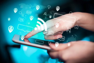 Tablet, sosyal medya kavramı kullanan bir elin yakın plan çekimi