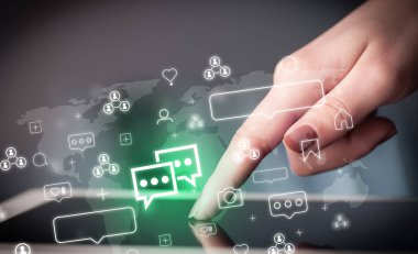 Tablet, sosyal medya kavramı kullanan bir elin yakın plan çekimi