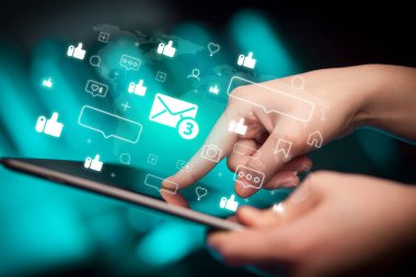 Tablet, sosyal medya kavramı kullanan bir elin yakın plan çekimi