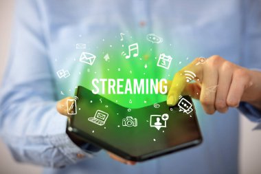 Katlanabilir akıllı telefonu olan bir iş adamı, sosyal medya kavramı