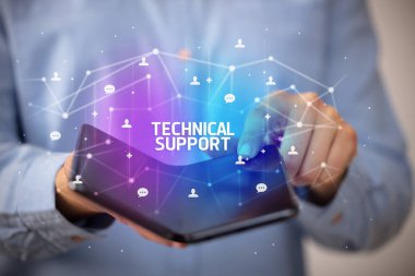 Katlanabilir akıllı telefonu olan bir iş adamı, yeni teknoloji konsepti