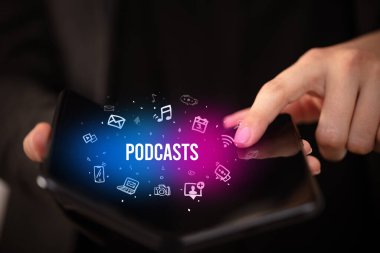 Katlanabilir akıllı telefonu olan bir iş adamı, sosyal medya kavramı