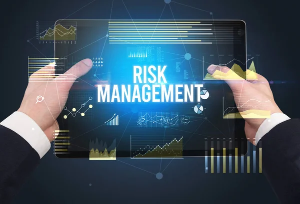 İşletme yazıtlı tableti tutan ellerin yakın çekimi