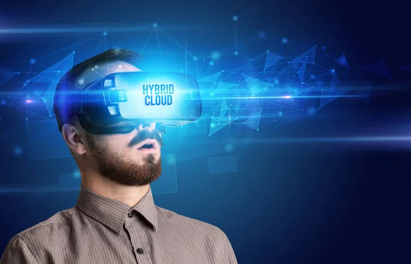 Hombre de negocios mirando a través de gafas de realidad virtual, concepto de seguridad virtual —  Fotos de Stock