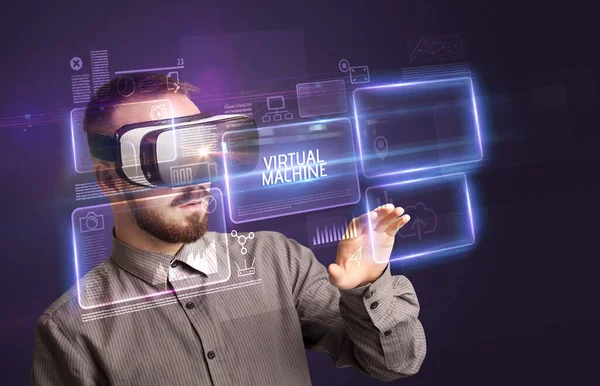 Hombre de negocios mirando a través de gafas de realidad virtual, concepto de tecnología — Foto de Stock