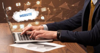 İşadamı laptop kavramı ile çalışma