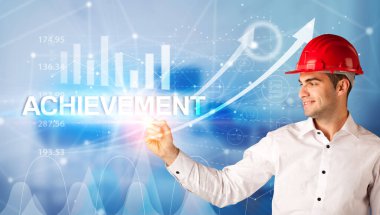 Miğfer konsepti olan genç iş adamı.