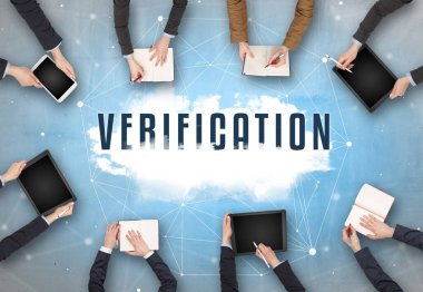 Bir grup insan toplantı yapıyor.