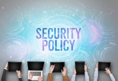 Bir dizüstü bilgisayarın önünde bir grup insan, güvenlik kavramı