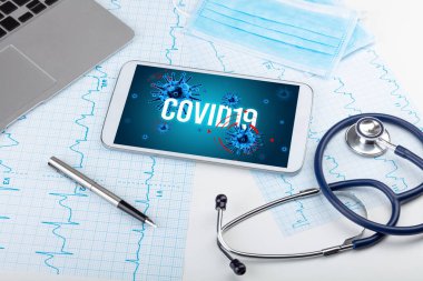 Beyaz yüzeyde tablet pc ve doktor araçları