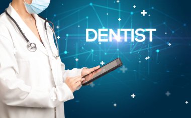 Doktor tıbbi kayıtları dolduruyor.