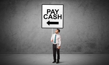 İş adamı elinde trafik levhası tutuyor