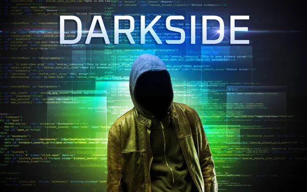 Hacker sans visage sur fond de code — Photo