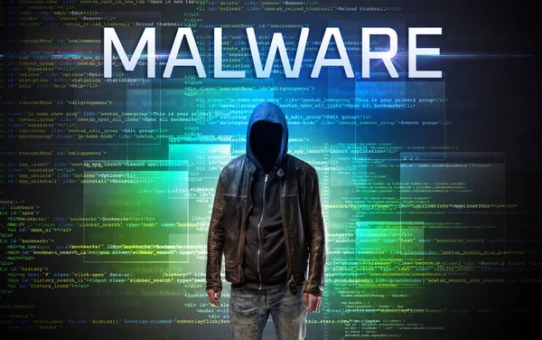 Безликий хакер на фоні коду — стокове фото