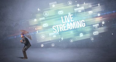 Şemsiye konseptiyle savunma yapan iş adamı