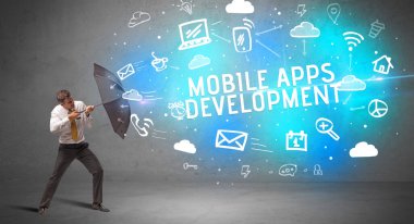 Şemsiyeyle savunma yapan iş adamı, modern teknoloji konsepti