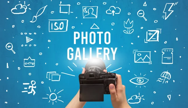 Mão tirando foto com câmera digital — Fotografia de Stock