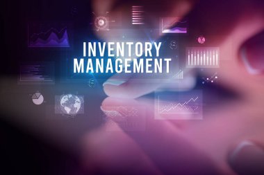 İş grafikleri ve simgeler konseptiyle tablete dokunmak