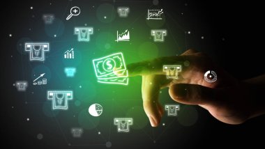 İş adamı parmağı ekranda elle çizilmiş para birimi simgeleriyle çokluortam arayüzüne dokunuyor