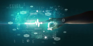 Doktor el, ekranda tıbbi sembollü fütüristik sağlık aygıtı kullanıyor.