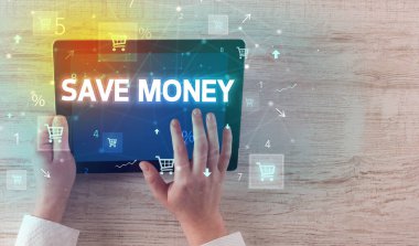 Alışveriş yazısıyla el ele tutuşma tabletinin yakın çekimi