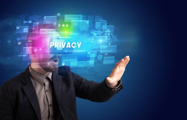 Sanal Gerçeklik gözlükleriyle bakan iş adamı