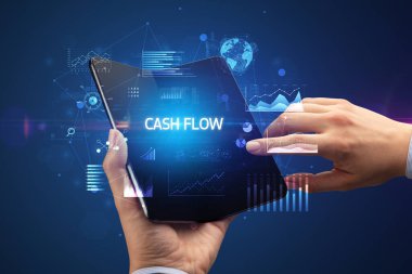 İş adamı katlanabilir bir akıllı telefon tutuyor, iş konsepti