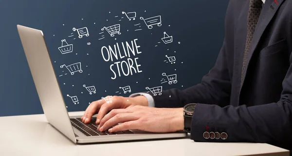 Empresário trabalhando no laptop, conceito de e-commerce — Fotografia de Stock