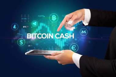 Yazılı dokunmatik ekranın yakın plan görüntüsü