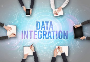 Bir dizüstü bilgisayarın önünde bir grup insan, güvenlik kavramı