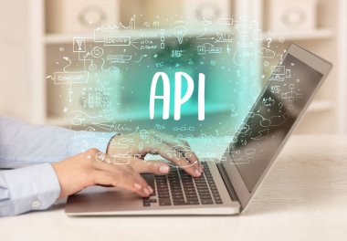 Eller yeni modern bilgisayarda çalışıyor.