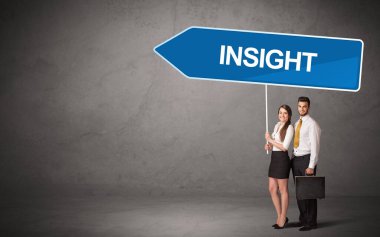 Gündelik trafik levhasındaki genç iş adamı.