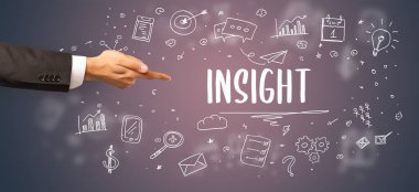 İşletme yazıtlarına işaret eden kırpılmış elin yakın çekimi