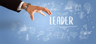 İşletme yazıtlarına işaret eden kırpılmış elin yakın çekimi