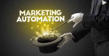 Sihirbaz sihir numarası yapıyor.