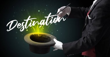 Yaşlı büyücü sihirbazlık numarası yapıyor.