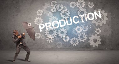 Şemsiye konseptiyle savunma yapan iş adamı