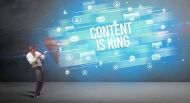 Şemsiye konseptiyle savunma yapan iş adamı