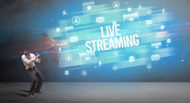 Şemsiye konseptiyle savunma yapan iş adamı