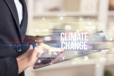 Modern teknoloji konseptini arayan bir tabletin yakın çekimi