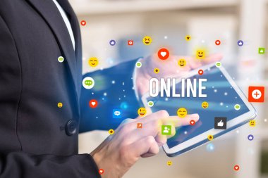 Multimedya konsepti oynayan iş adamı