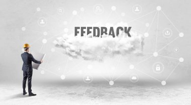 Sosyal medya konsepti üzerinde çalışan mühendis