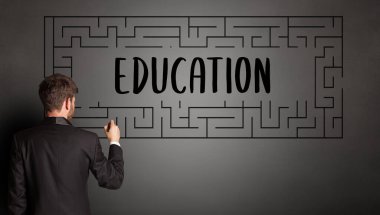 İş adamı labirent çiziyor