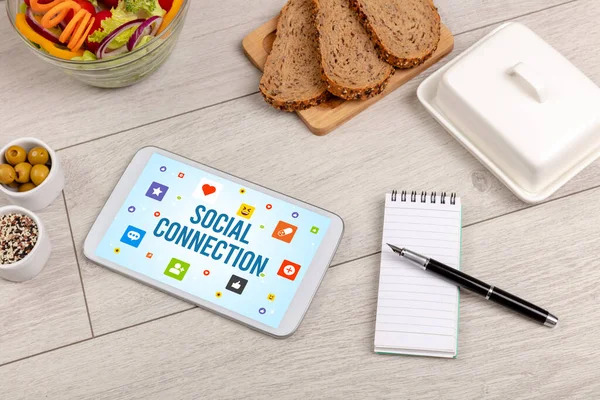 健全なタブレットPC構成、ソーシャルネットワークの概念 — ストック写真