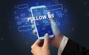 Sosyal medya kavramına sahip akıllı telefon kullanımı